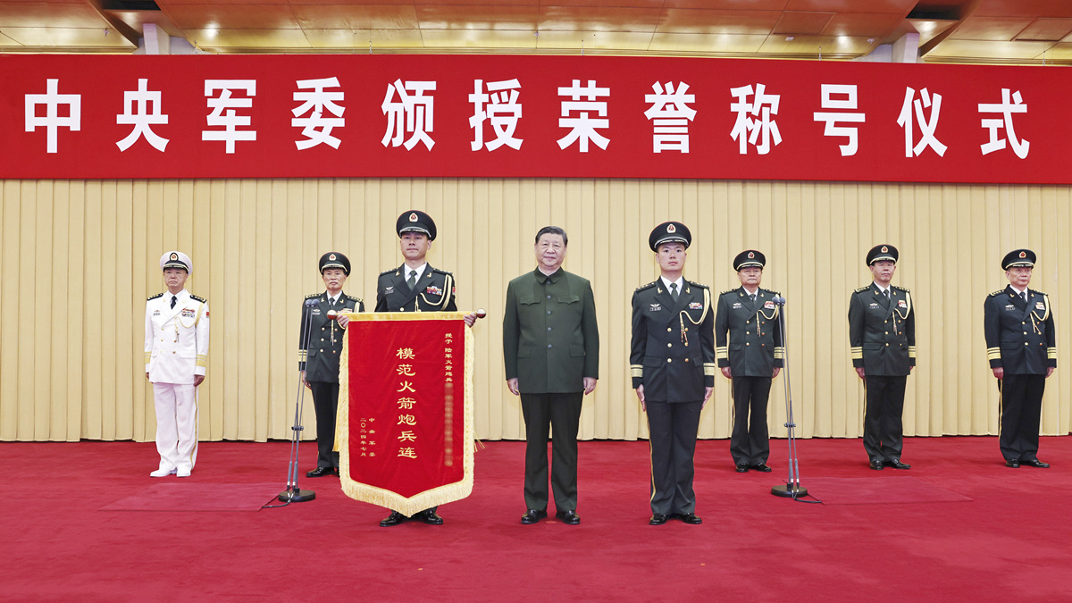 中央軍委舉行榮譽稱號頒授儀式  習近平向獲得榮譽稱號的單位頒授獎旗